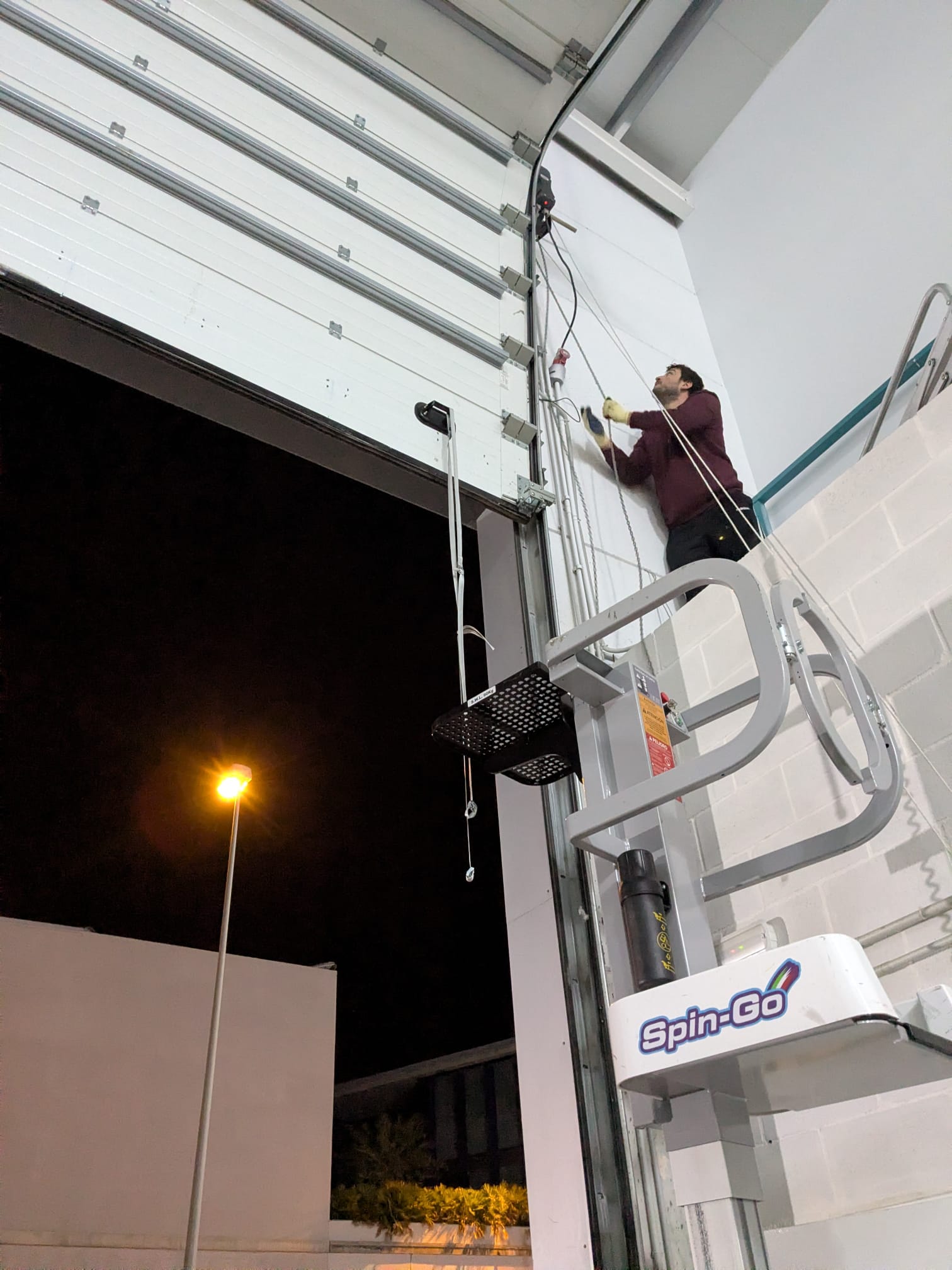 Puerta garaje seccional a medida en Altea